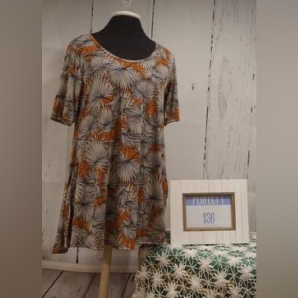 NWT Women’s small Flowy floral top